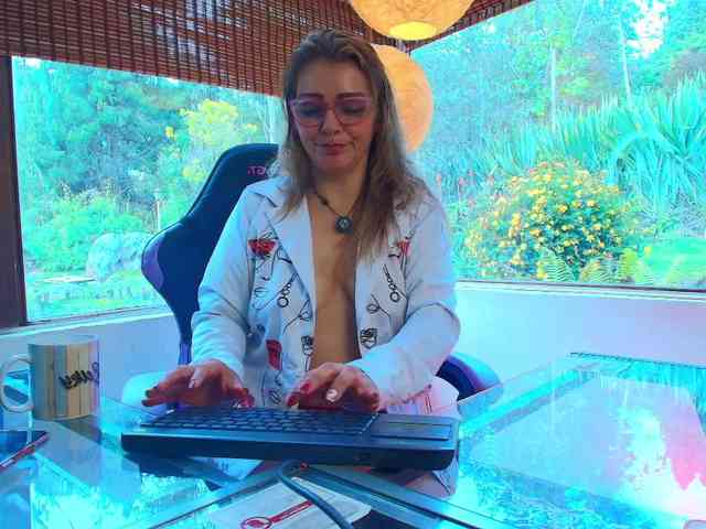 CarolMissoficial webcam