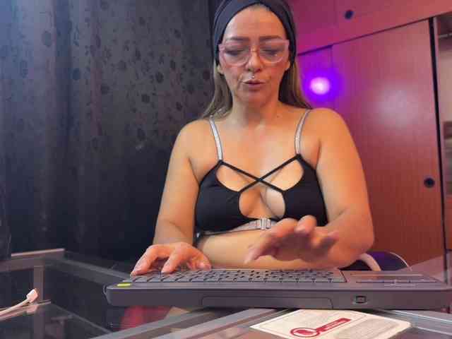 CarolMissoficial webcam