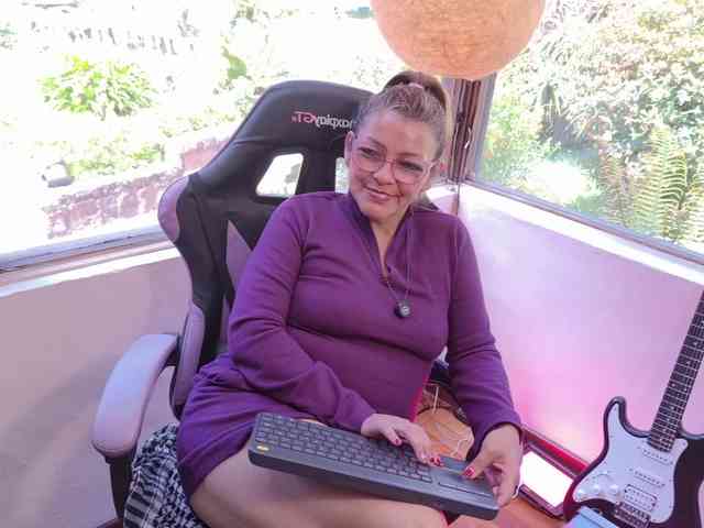 CarolMissoficial webcam