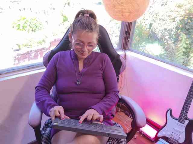 CarolMissoficial webcam