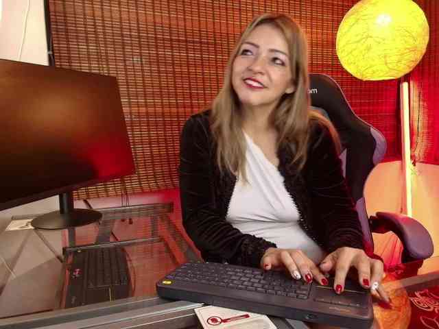 CarolMissoficial webcam