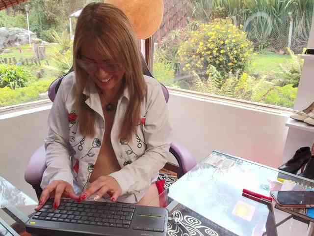 CarolMissoficial webcam
