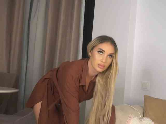 CurvyBlondie