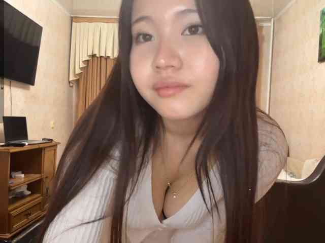 LunachkaCuteee webcam