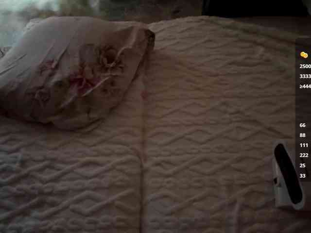 LunachkaCuteee webcam