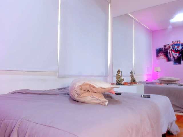 Lunaa-Bellaa live cam on BongaCams