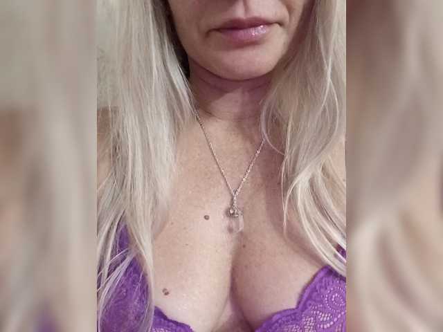 Oksiyadiva live cam on BongaCams