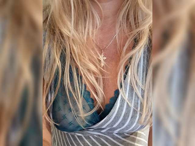 Oksiyadiva live cam on BongaCams