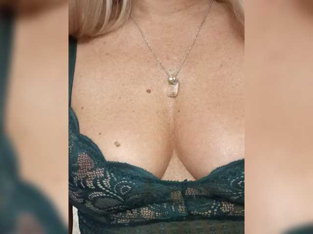 Oksiyadiva live cam on BongaCams