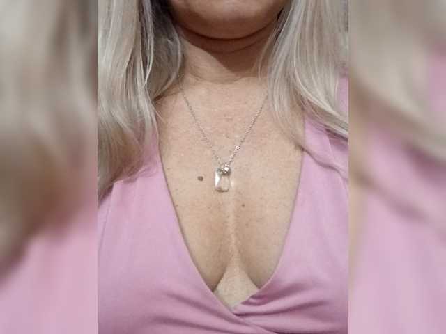 Oksiyadiva live cam on BongaCams