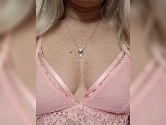 Oksiyadiva live cam on BongaCams