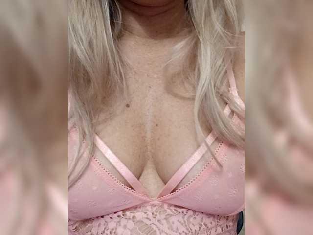 Oksiyadiva live cam on BongaCams