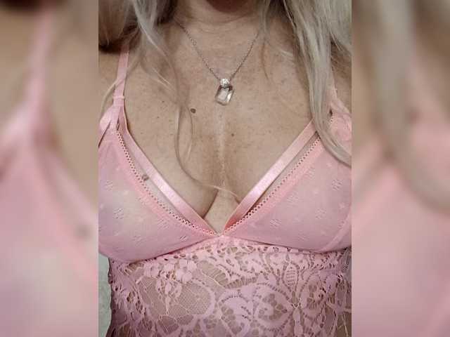 Oksiyadiva live cam on BongaCams