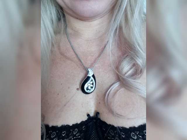 Oksiyadiva live cam on BongaCams