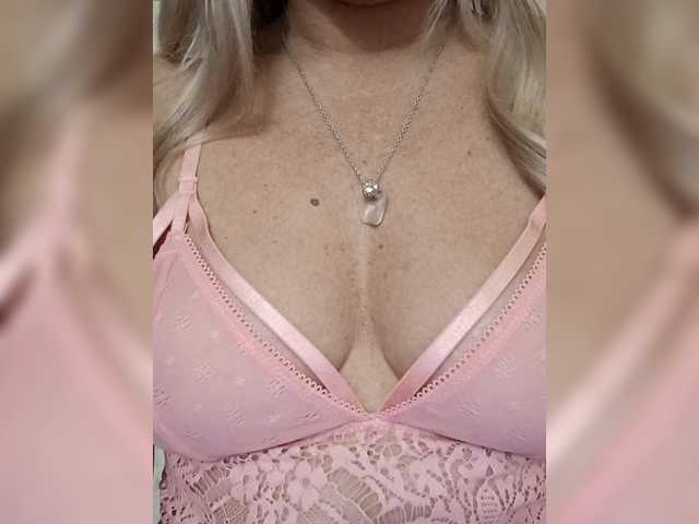 Oksiyadiva live cam on BongaCams