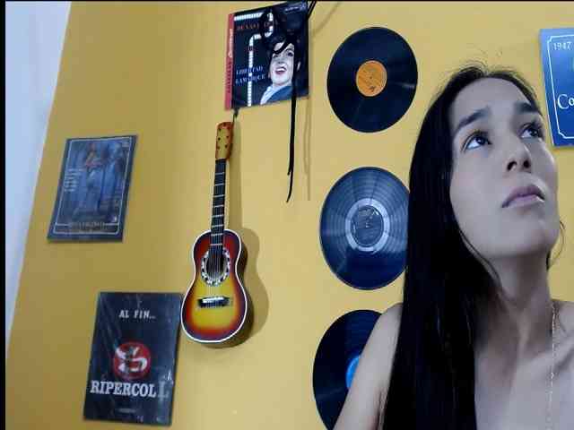 skinnycaroline18 webcam