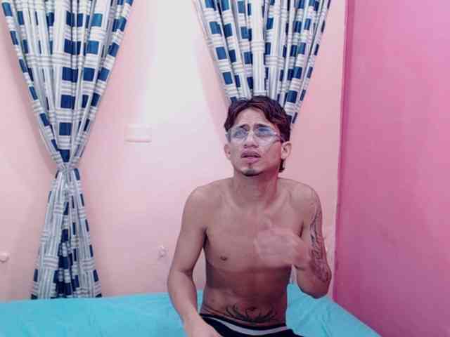paulwalker19 Live Webcam on BongaCams