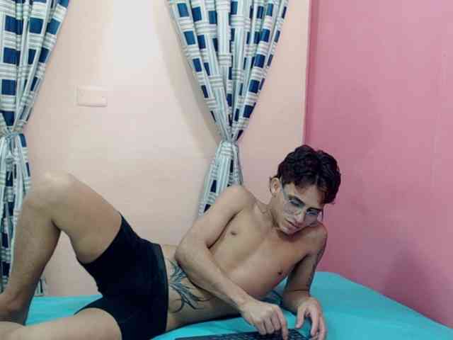 paulwalker19 Live Webcam on BongaCams