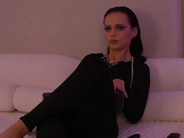 IliriaKara live cam on BongaCams