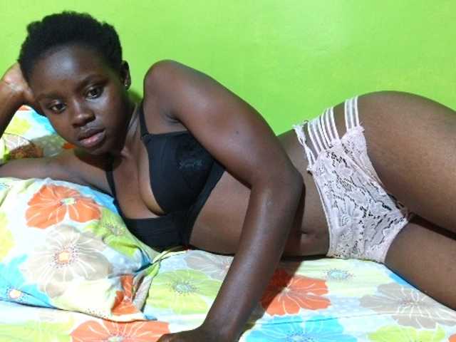 pretty-valerie live cam on BongaCams