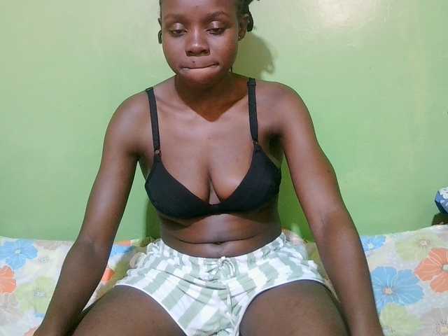 pretty-valerie live cam on BongaCams