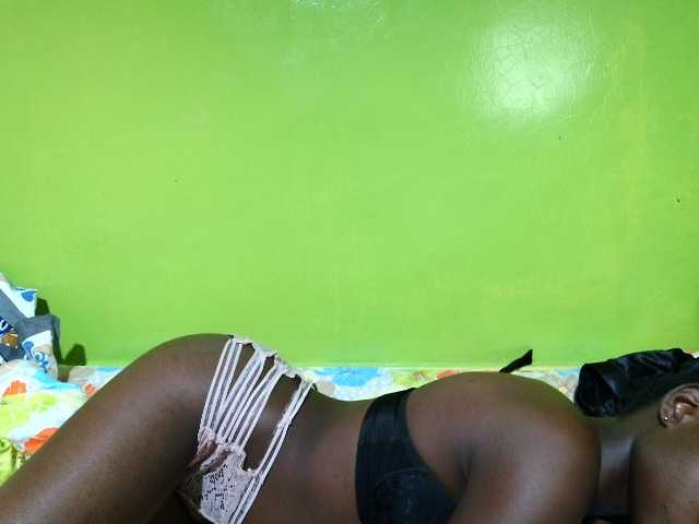 pretty-valerie live cam on BongaCams