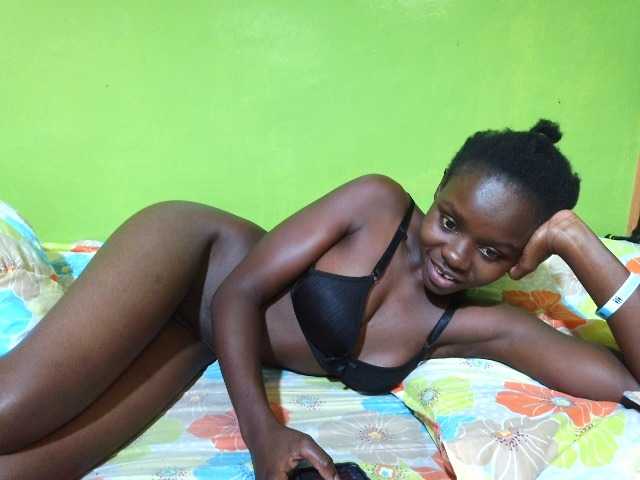 pretty-valerie live cam on BongaCams