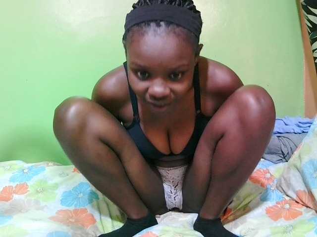 pretty-valerie webcam bongacams model stream image