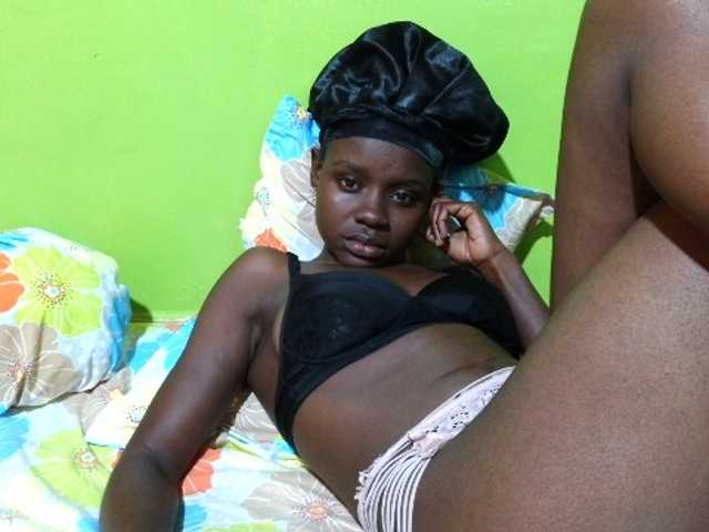 le modèle pretty-valerie est en webcam porno dans un show sur le site bongacams, il possède les tags suivants: Ebony,Brunette,Trimmed