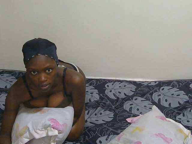 Desireeee-1 live cam on BongaCams