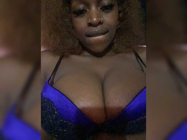 RavenBigBoobsMonroe live cam on BongaCams