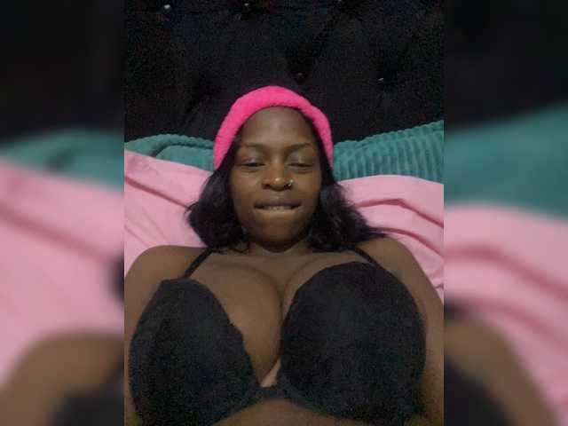 RavenBigBoobsMonroe live cam on BongaCams