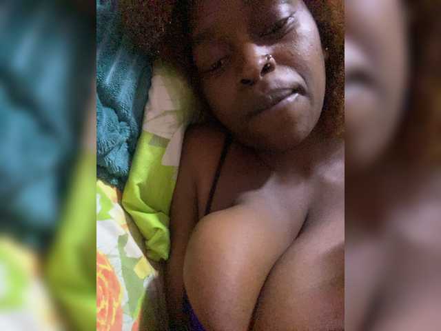 le modèle RavenBigBoobsMonroe est en webcam porno dans un show sur le site bongacams, il possède les tags suivants: Ebony,Brunette,Shaved