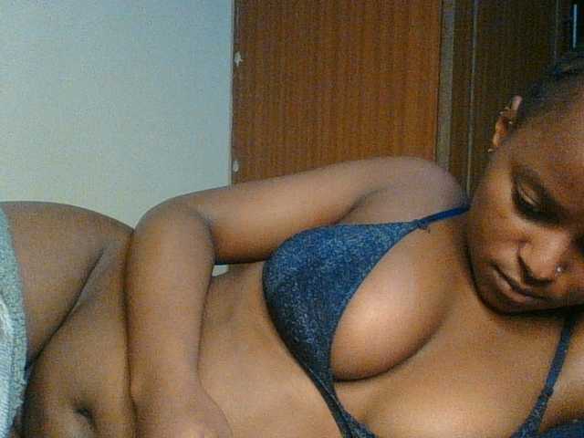 Hunnybloom live cam on BongaCams