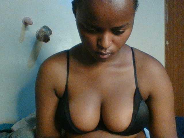 Hunnybloom live cam on BongaCams