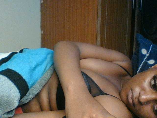 Hunnybloom live cam on BongaCams