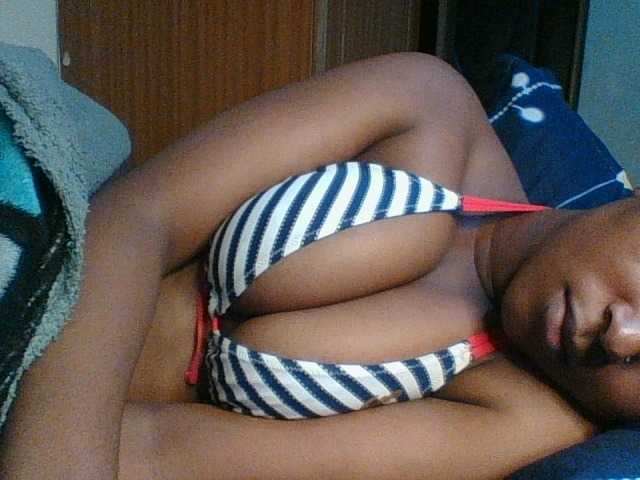 Hunnybloom live cam on BongaCams