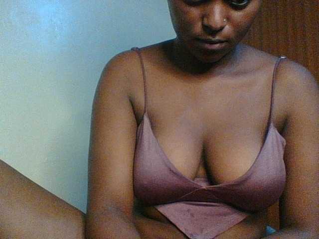 Hunnybloom live cam on BongaCams