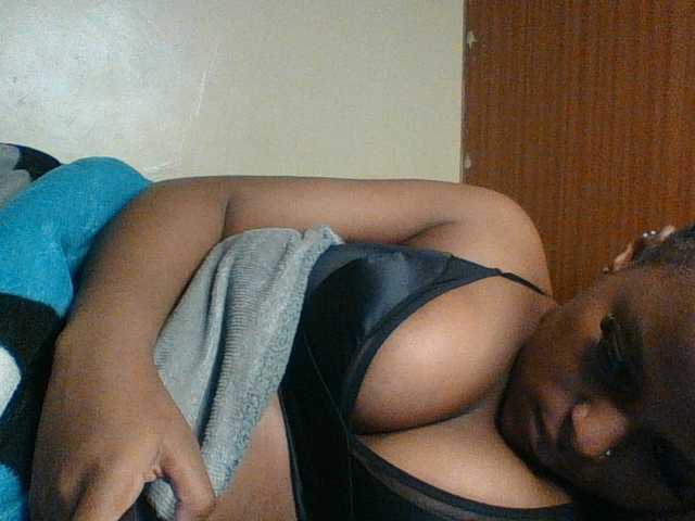 Hunnybloom live cam on BongaCams