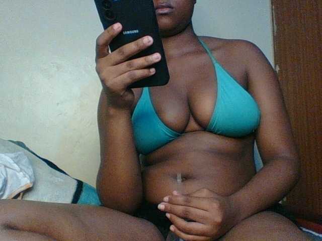 Hunnybloom live cam on BongaCams