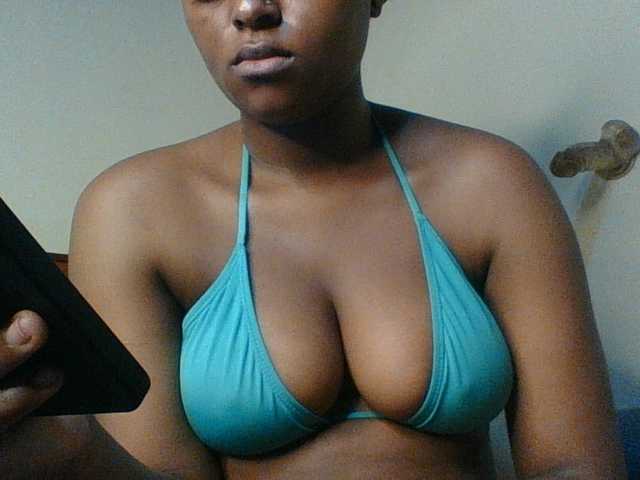 Hunnybloom live cam on BongaCams