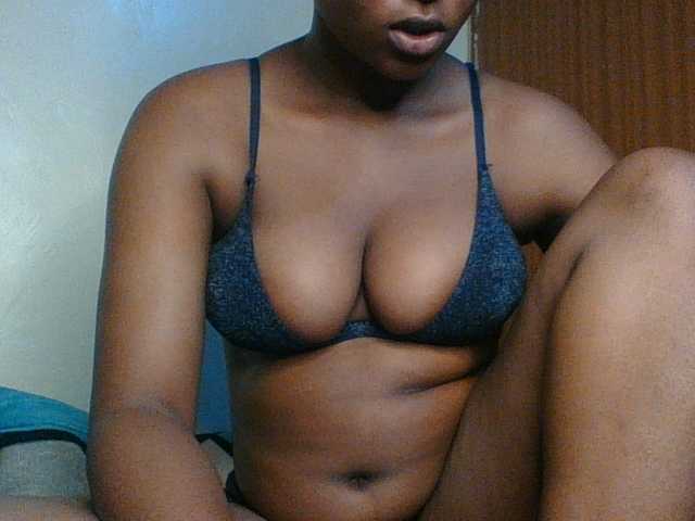 Hunnybloom live cam on BongaCams