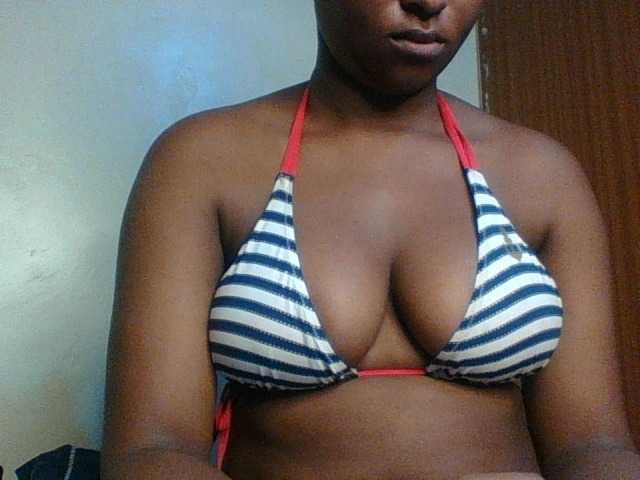Hunnybloom live cam on BongaCams
