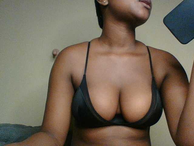 Hunnybloom live cam on BongaCams