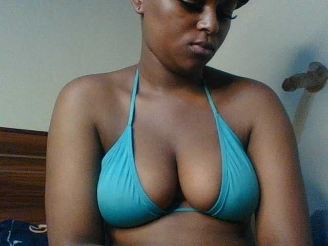 Hunnybloom live cam on BongaCams