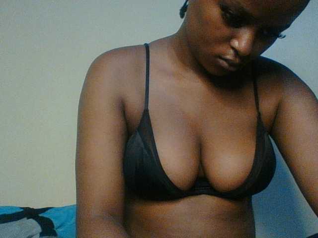 Hunnybloom live cam on BongaCams