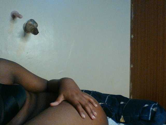 Hunnybloom live cam on BongaCams