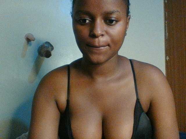Hunnybloom webcam bongacams model stream image