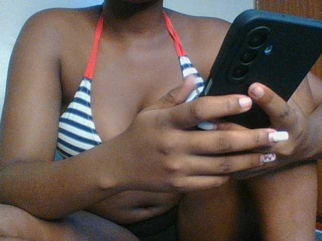 Hunnybloom live cam on BongaCams