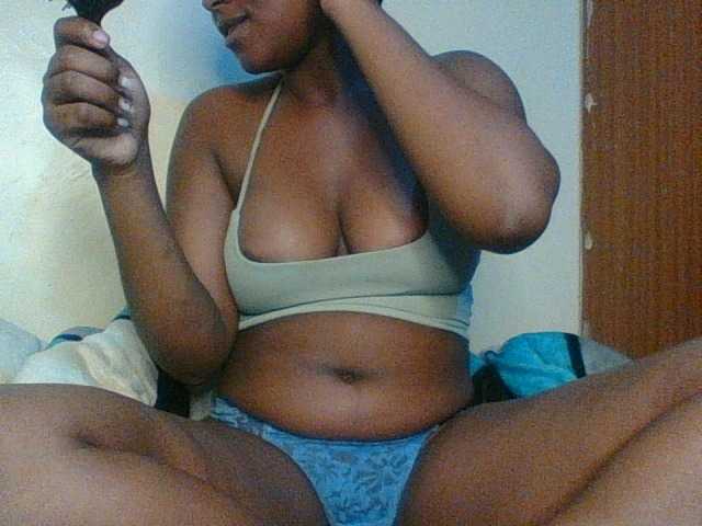 Hunnybloom live cam on BongaCams